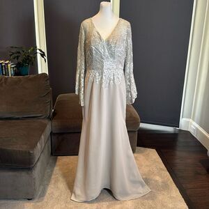 Women’s Gray Full Length Chiffon Mother of the Bride Formal Dress ZipBack Size M